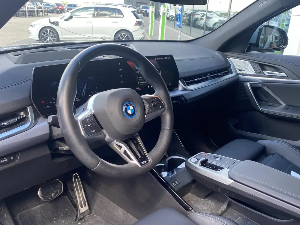 BMW iX2 eDrive20 67 kWh uit 2025, foto 4