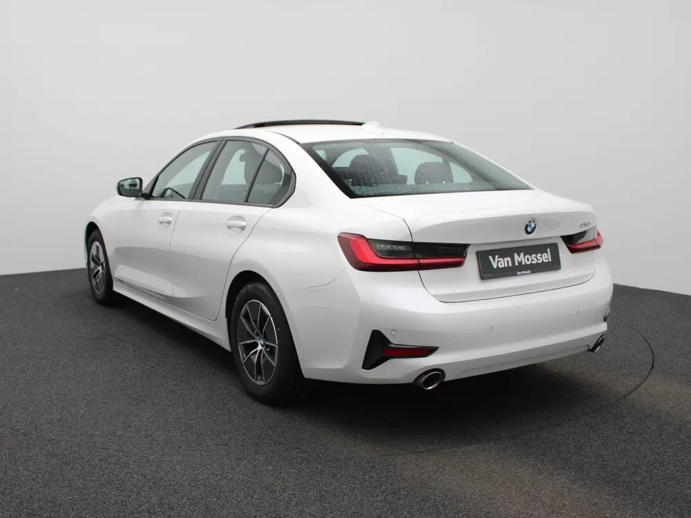 BMW 3-serie 318i Executive uit 2022, foto 2