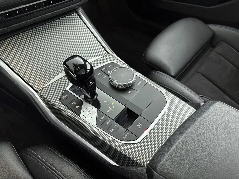 BMW 3-serie 330e High Executive uit 2022, foto 13