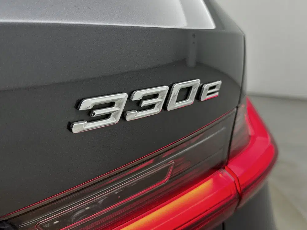 BMW 3-serie 330e High Executive uit 2022, foto 14