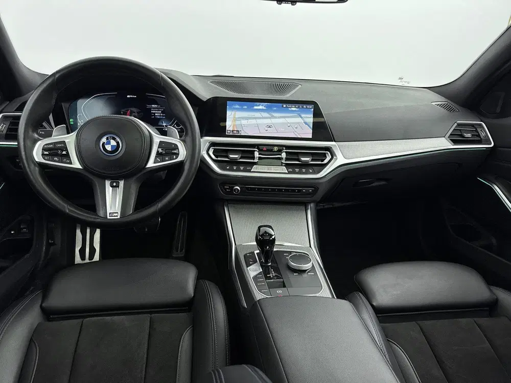 BMW 3-serie 330e High Executive uit 2022, foto 16