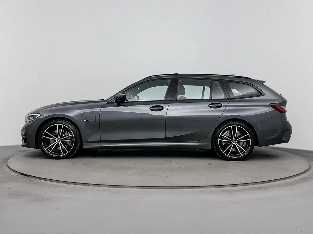 BMW 3-serie 330e High Executive uit 2022, foto 2