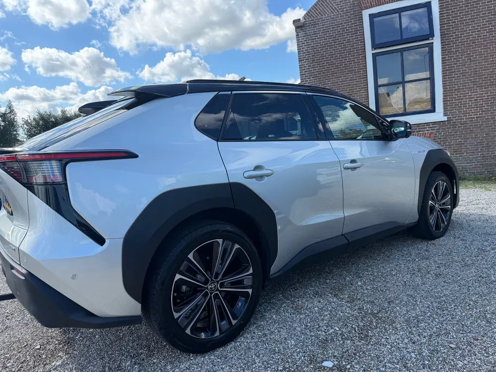 Toyota bZ4X Premium 4WD 71 kWh 400+ Accubereik 360 Cam uit 2023, foto 6