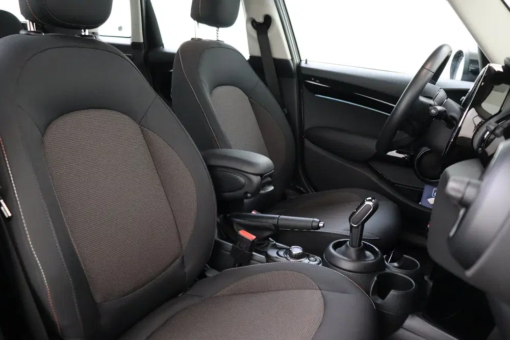 Mini Hatchback Cooper Classic Automaat uit 2023, foto 12