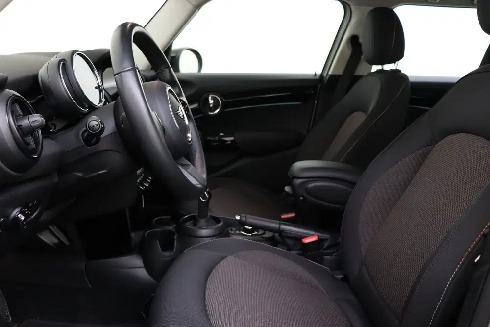 Mini Hatchback Cooper Classic Automaat uit 2023, foto 8
