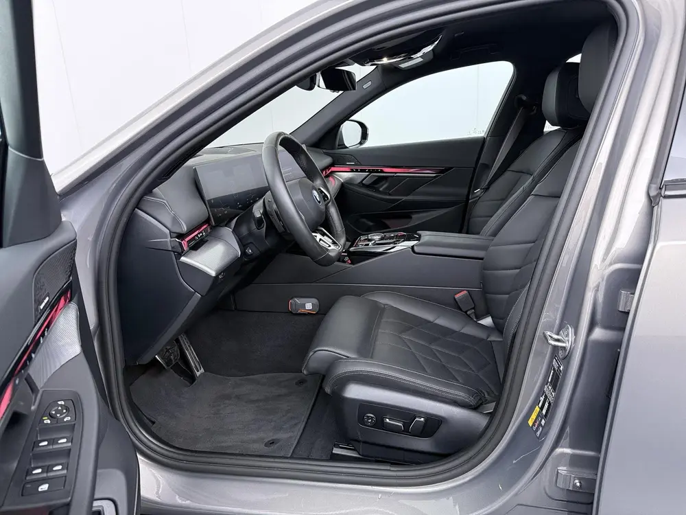 BMW i5 Touring eDrive40 M Sport Pro uit 2025, foto 4