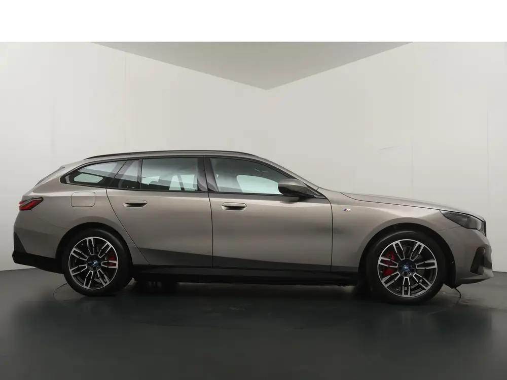 BMW i5 Touring eDrive40 M Sport Pro uit 2025, foto 8