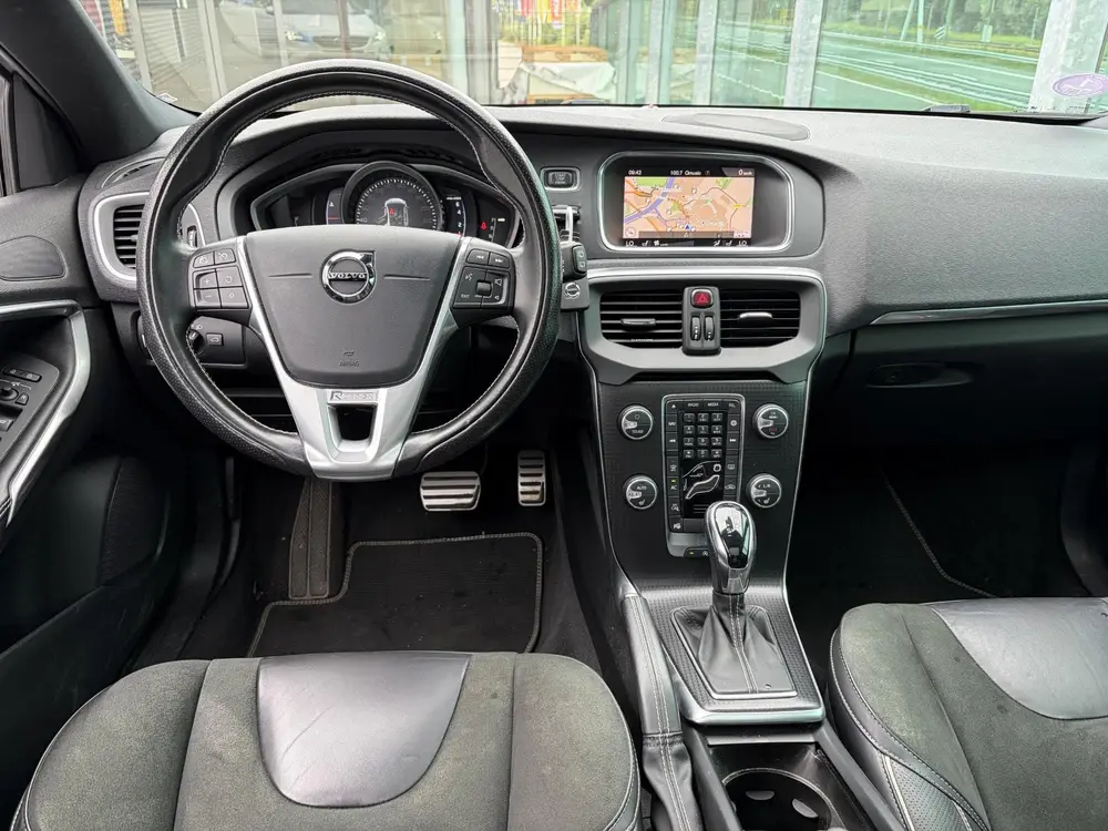 Volvo V40 1.5 T3 Polar+ Sport Automaat / Panoramadak / Leder uit 2019, foto 2