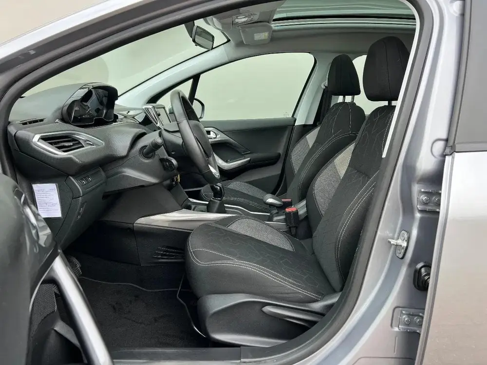 Peugeot 2008 1.2 PureTech | NL auto | Panoramadak | Trekhaak uit 2019, foto 4