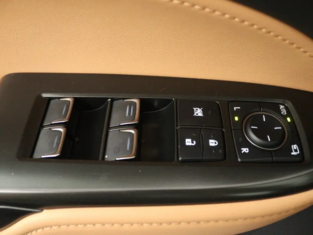 Lexus NX 450h+ AWD Launch Edition uit 2022, foto 7
