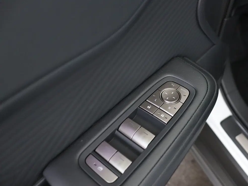 Lexus ES 350e Luxury Line uit 2026, foto 11