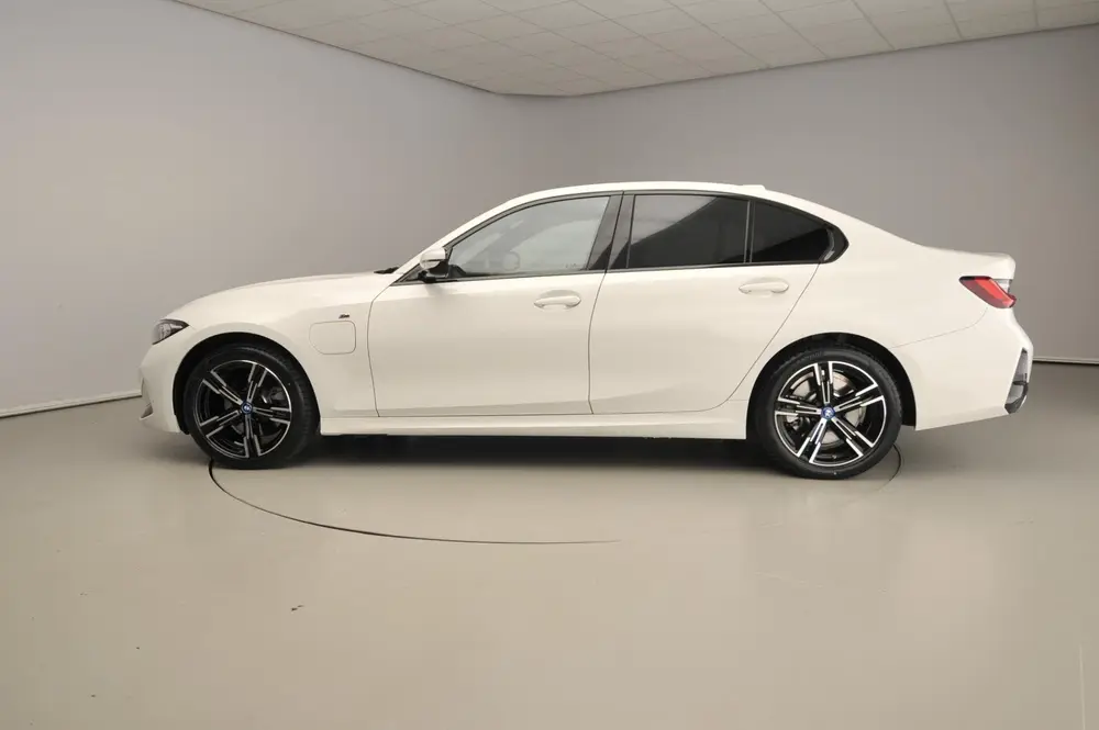 BMW 3-serie Sedan 320e uit 2024, foto 2