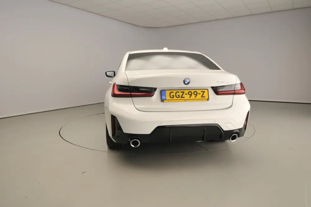BMW 3-serie Sedan 320e uit 2024, foto 3