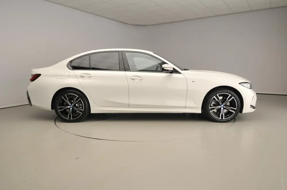 BMW 3-serie Sedan 320e uit 2024, foto 4