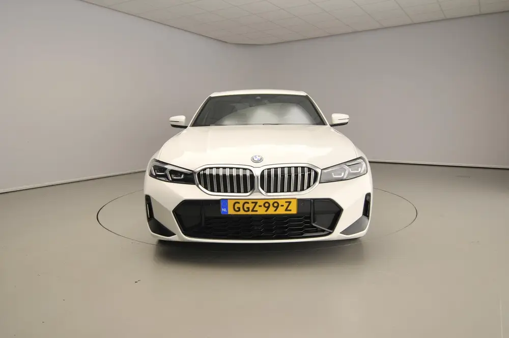BMW 3-serie Sedan 320e uit 2024, foto 5