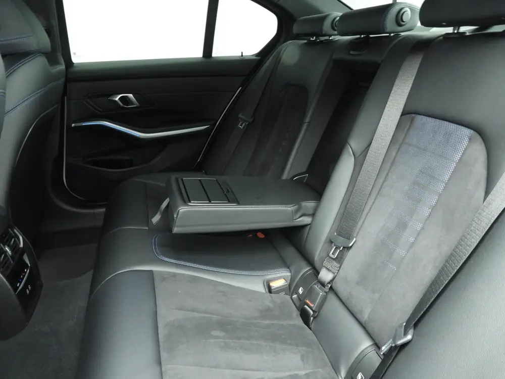 BMW 3-serie Sedan 320e uit 2024, foto 8