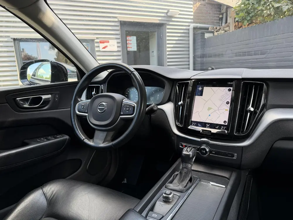 Volvo XC60 2.0 D4 Momentum | Camera | Navigatie | Lederen Be uit 2019, foto 3