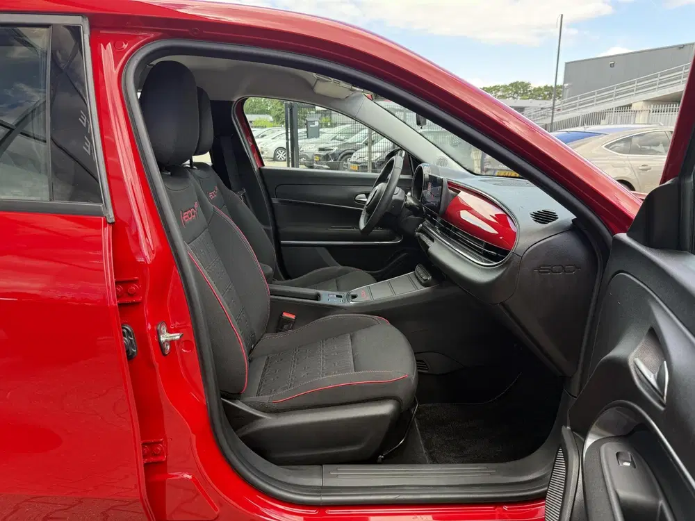 Fiat 600e RED 54 kWh *Cruise Control & LED* uit 2024, foto 13