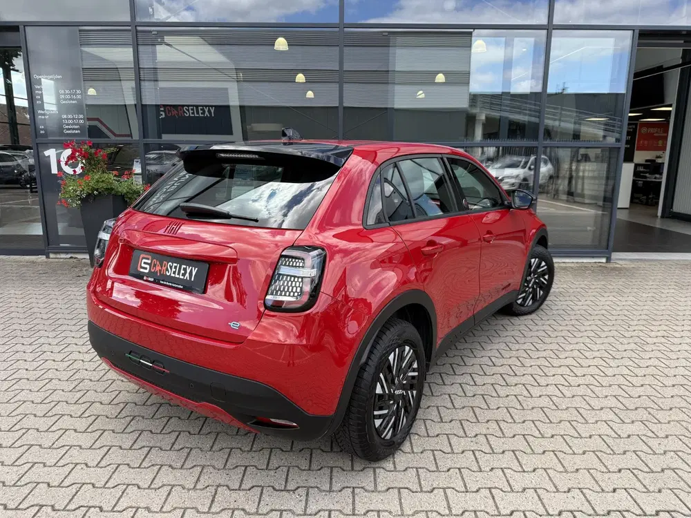 Fiat 600e RED 54 kWh *Cruise Control & LED* uit 2024, foto 2