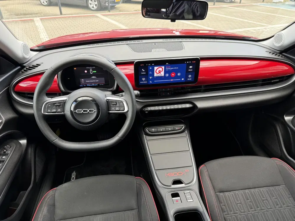 Fiat 600e RED 54 kWh *Cruise Control & LED* uit 2024, foto 3