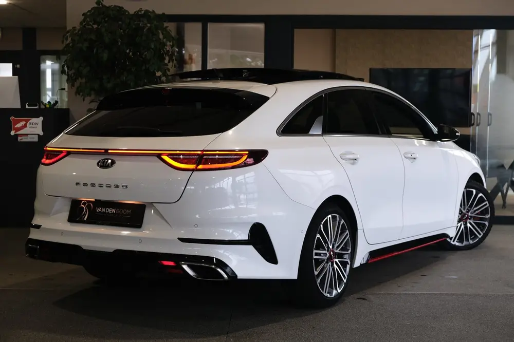Kia ProCeed 1.6 T-GDI 204pk GT-Line Aut Pano Navi Cam uit 2019, foto 2