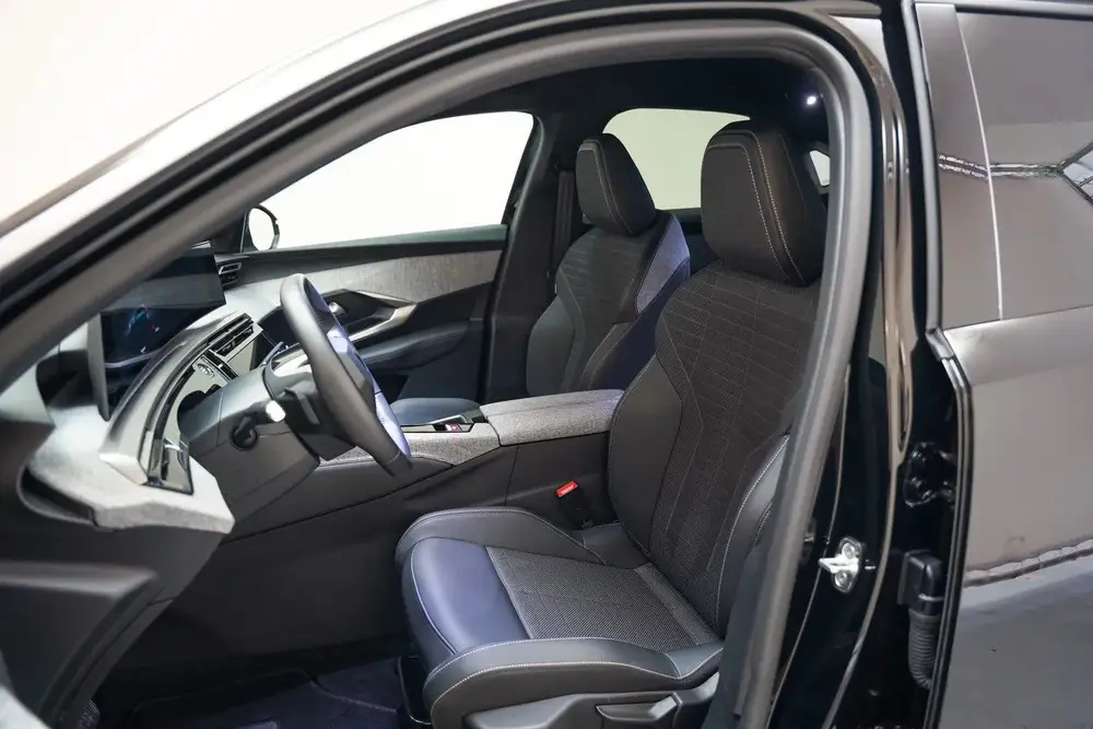Peugeot 3008 Allure 73 kWh 3-Fase [ Navi Keyless Full L uit 2025, foto 8