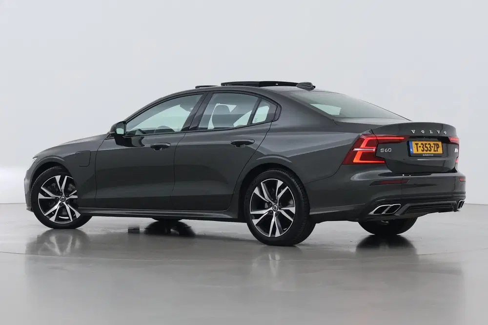 Volvo S60 T8 R-Design uit 2020, foto 2