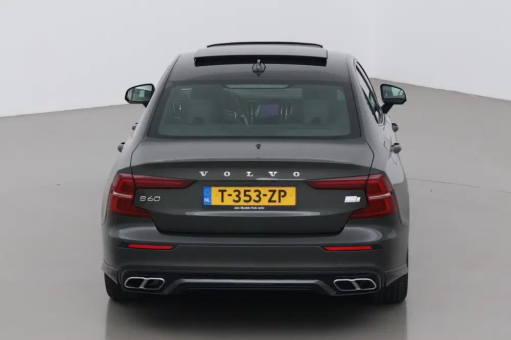 Volvo S60 T8 R-Design uit 2020, foto 9