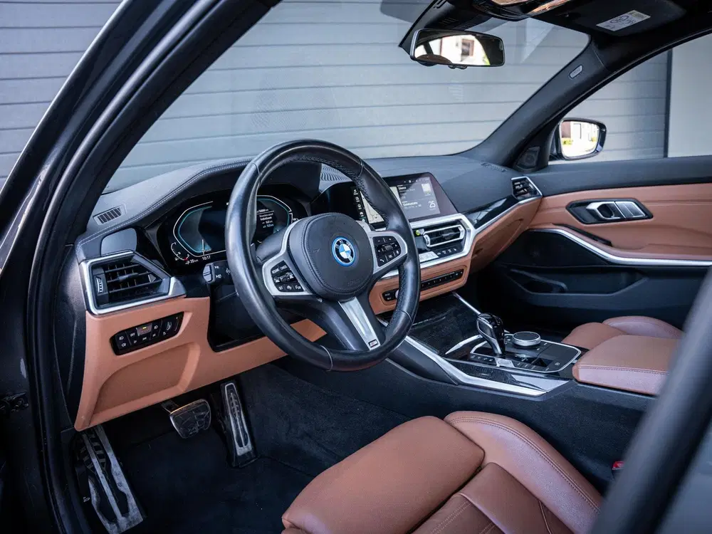 BMW 3-serie 330e High Executive uit 2021, foto 2
