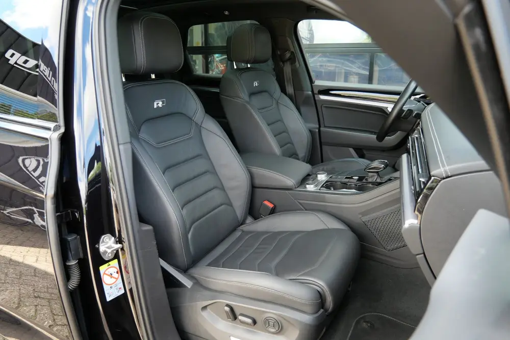 Volkswagen Touareg 3.0 TSI R-Line 340 PK | Pano | Luchtverin uit 2019, foto 2