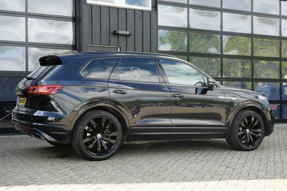 Volkswagen Touareg 3.0 TSI R-Line 340 PK | Pano | Luchtverin uit 2019, foto 3