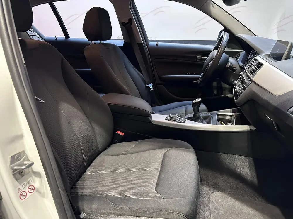 BMW 1-serie 118i uit 2019, foto 12