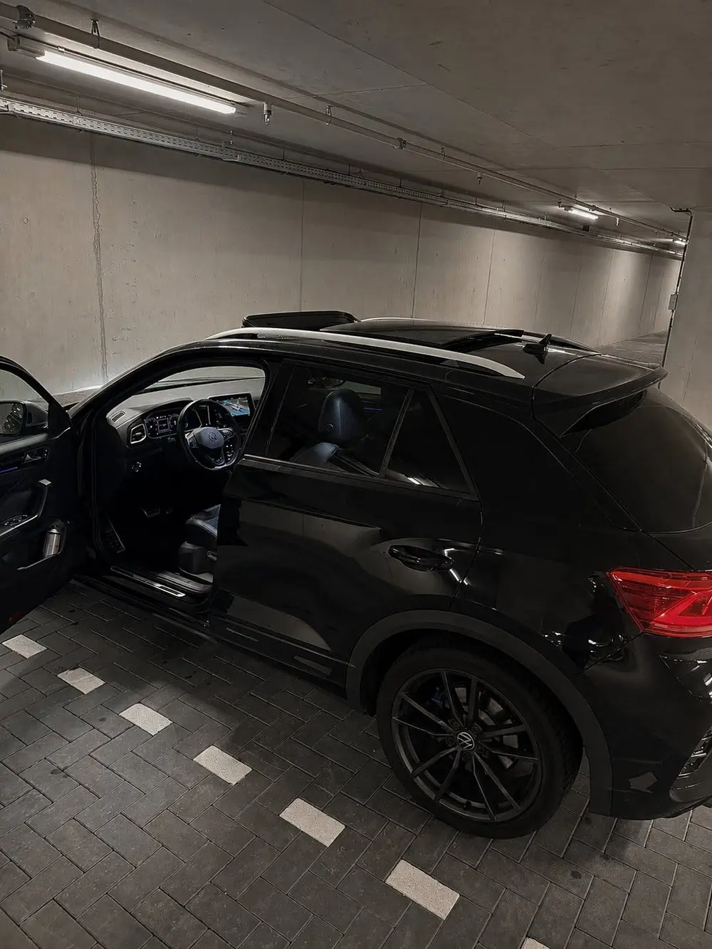 Volkswagen T-Roc R 2.0 AKRA 4Motion 7-DSG 2022 Zwart PANO uit 2022, foto 10