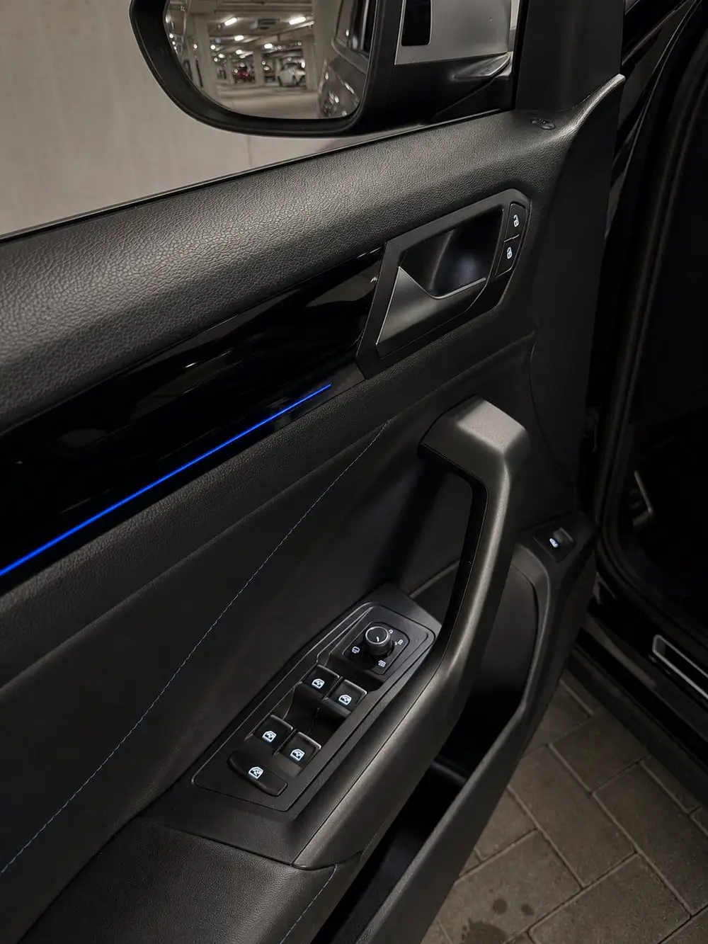Volkswagen T-Roc R 2.0 AKRA 4Motion 7-DSG 2022 Zwart PANO uit 2022, foto 18