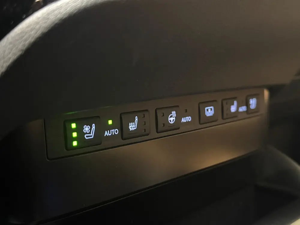 Lexus ES 300h President Line uit 2024, foto 19