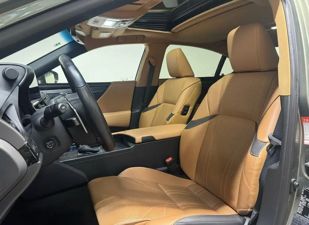 Lexus ES 300h President Line uit 2024, foto 5