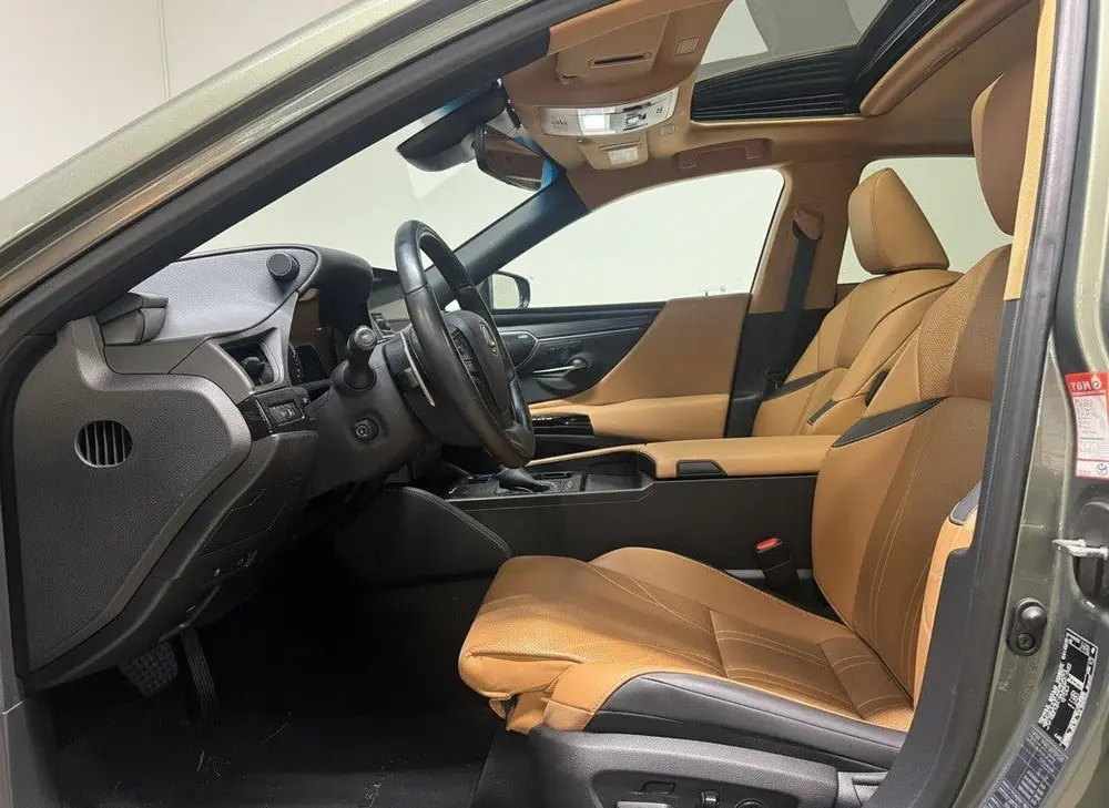 Lexus ES 300h President Line uit 2024, foto 6