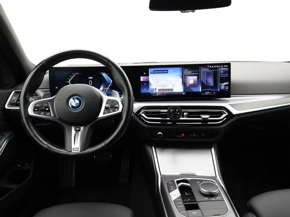 BMW 3-serie 3 Serie Touring 330e xDrive uit 2023, foto 2