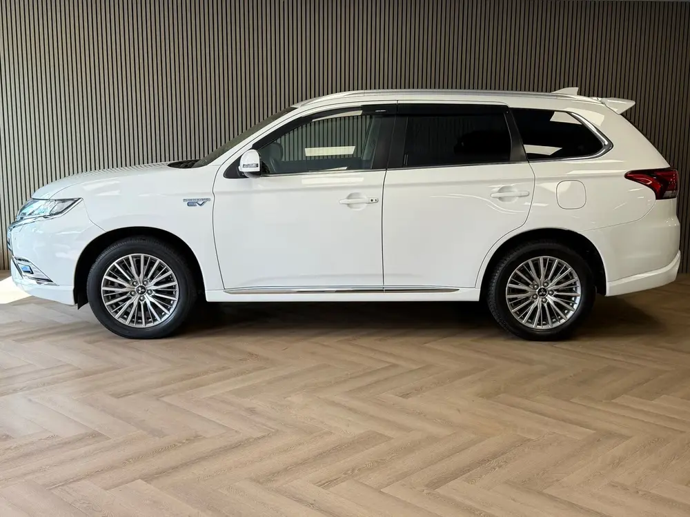 Mitsubishi Outlander 2.4 PHEV AUT. PLUG-IN CAMERA NAVIGATIE uit 2020, foto 3