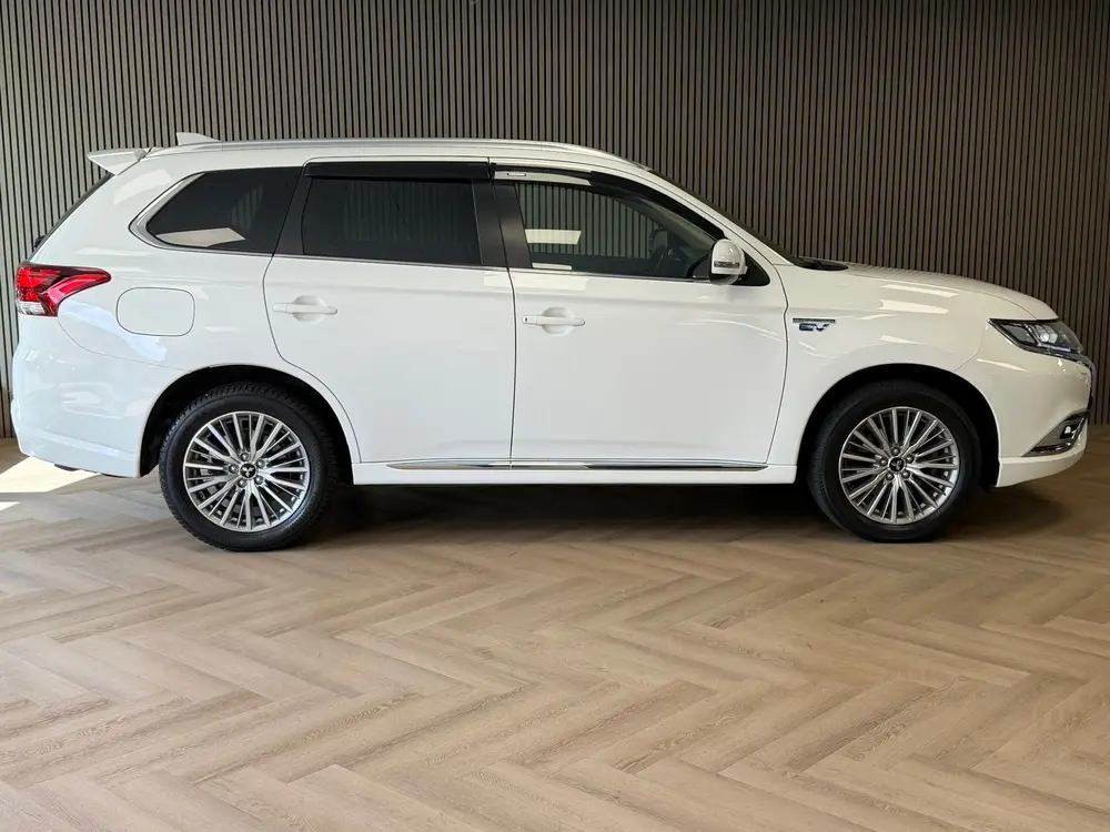 Mitsubishi Outlander 2.4 PHEV AUT. PLUG-IN CAMERA NAVIGATIE uit 2020, foto 4