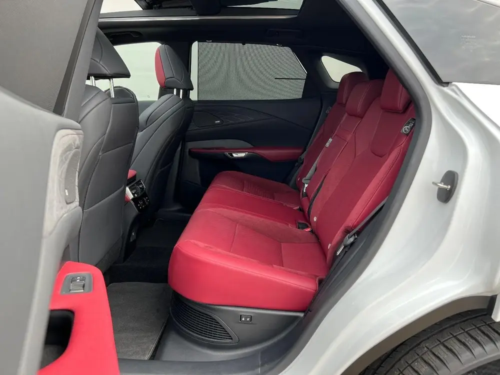 Lexus RX 500h uit 2024, foto 4