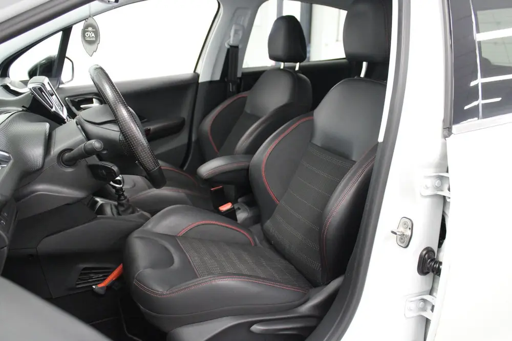 Peugeot 208 1.2 PureTech GT-Line (bj 2019) uit 2019, foto 4