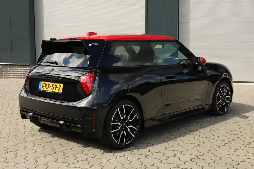 Mini John Cooper Works Cooper SE John Cooper Works M 54.2 kWh pan uit 2024, foto 2
