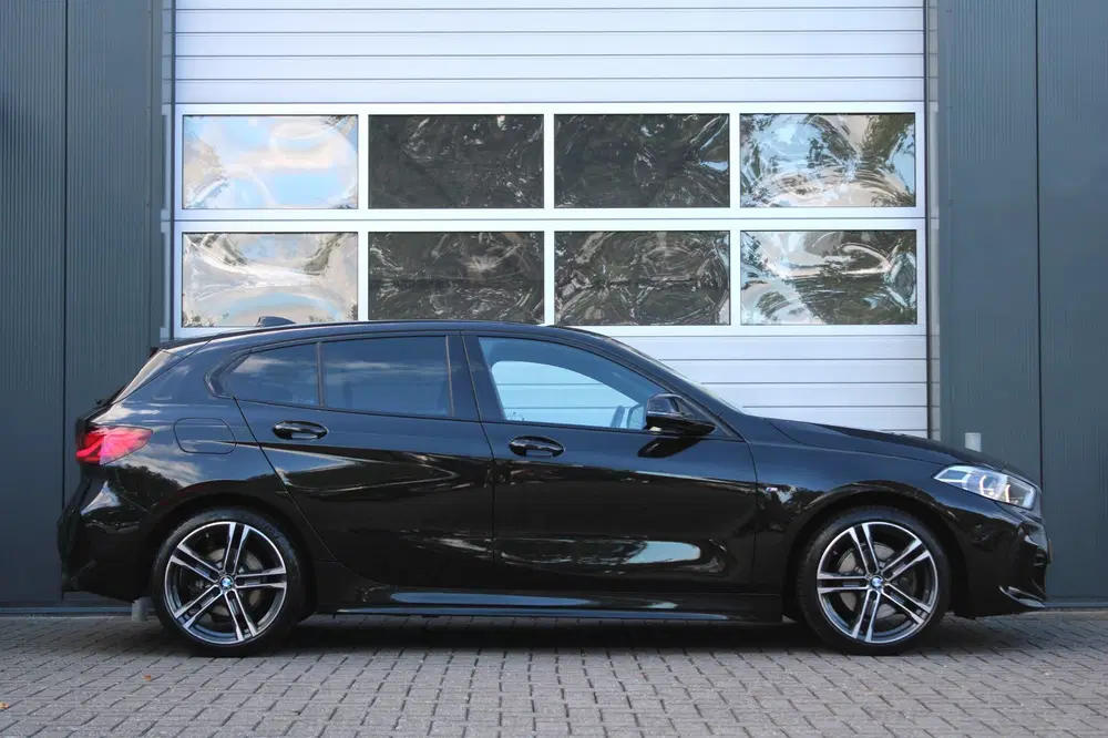 BMW 1-serie 118i High Executive Edition M-Sport Cruise uit 2020, foto 2