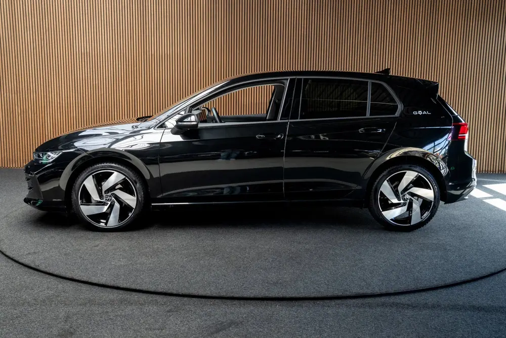 Volkswagen Golf 1.5 eTSI Leer ACC Navi Climate 3zone PDC uit 2025, foto 2