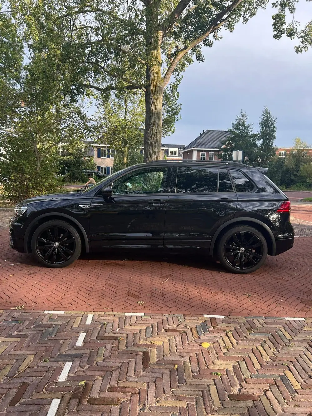 Volkswagen Tiguan 1.5 TSI ACT 150pk DSG 2020 Zwart uit 2020, foto 4
