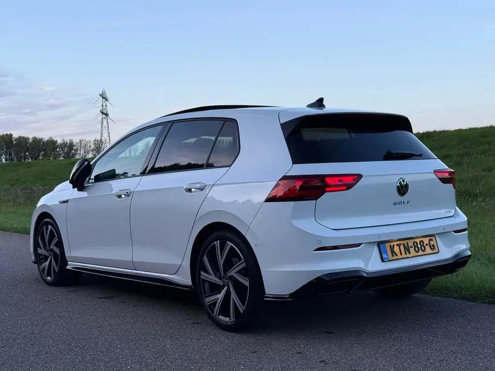 Volkswagen Golf 1.5 eTSI 3x R-Line| Pano | HuD | Matrix uit 2022, foto 2