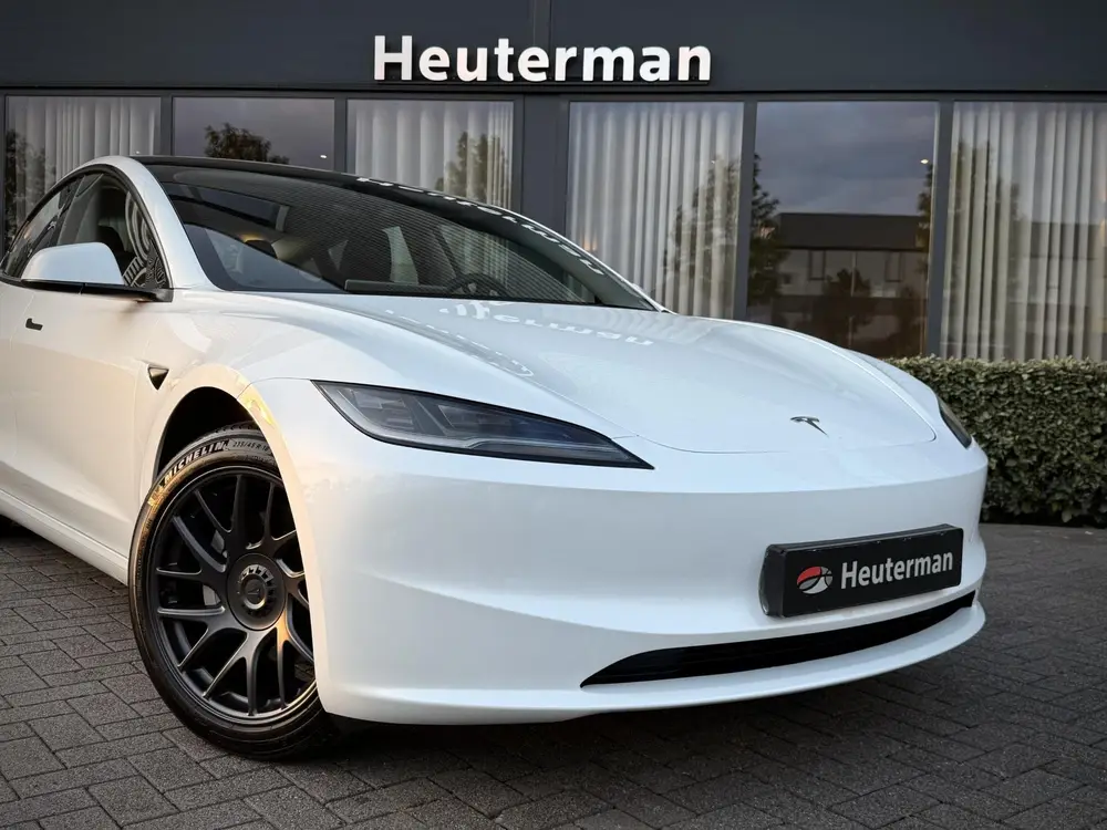 Tesla Model 3 RWD Highland uit 2025, foto 9