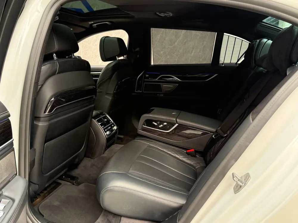 BMW 7-serie 750i xDrive 530 PK uit 2019, foto 12