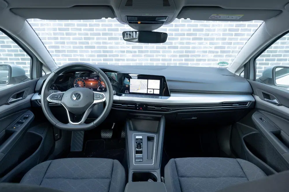 Volkswagen Golf 1.0 eTSI DSG Life Business uit 2022, foto 2